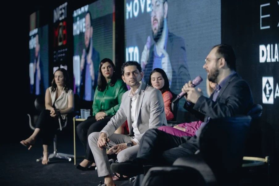 Painel de discussão no palco