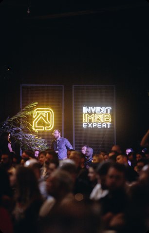 Painéis em neon do Invest Imob Expert