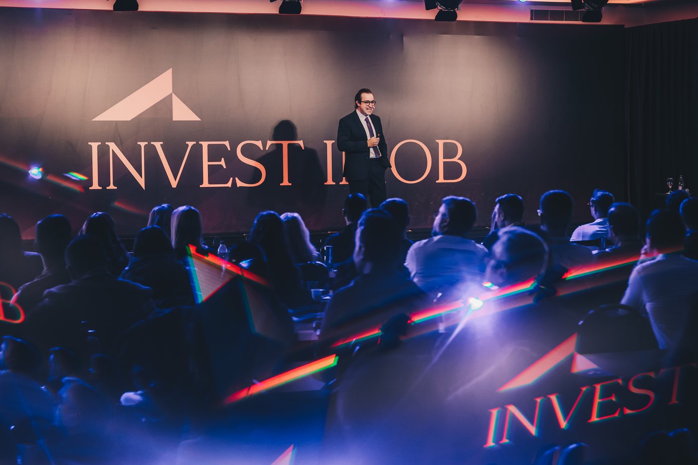 Palestrante no palco do Invest Imob